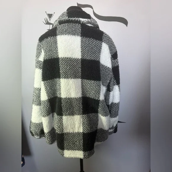 Cozy Black and White Plaid Teddy Jacket. PTP 25 - Picture 5 of 6